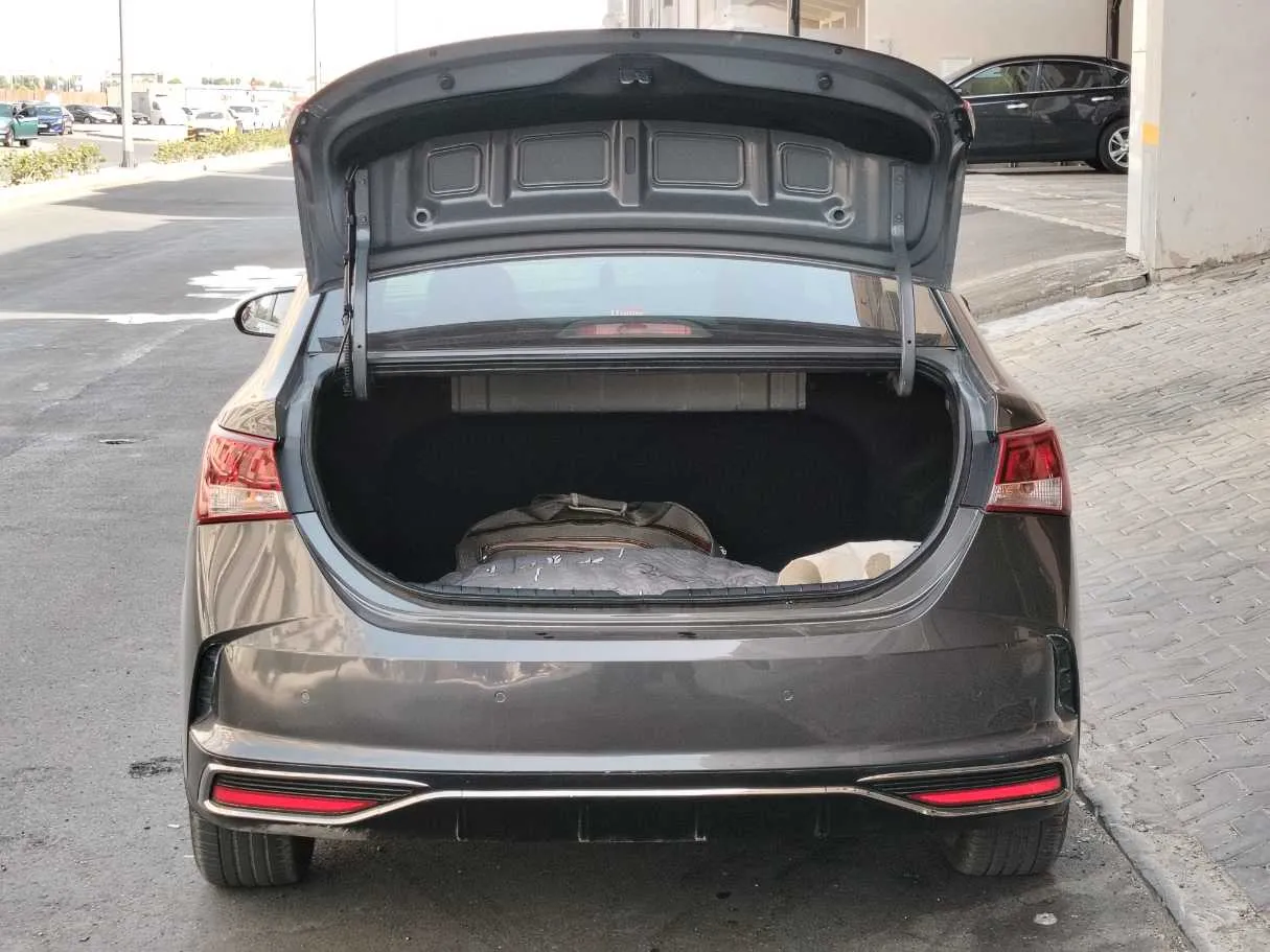 Car image 25