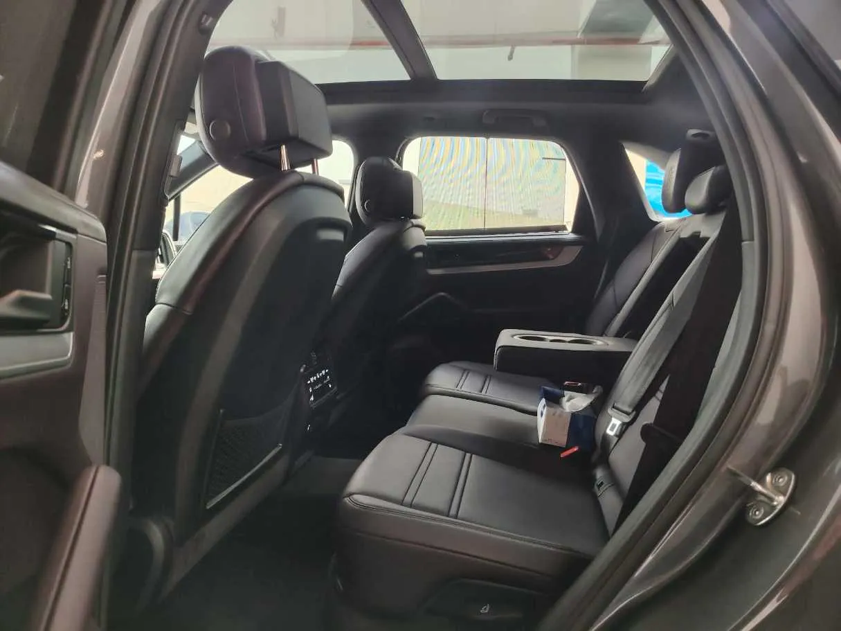 Car image 17