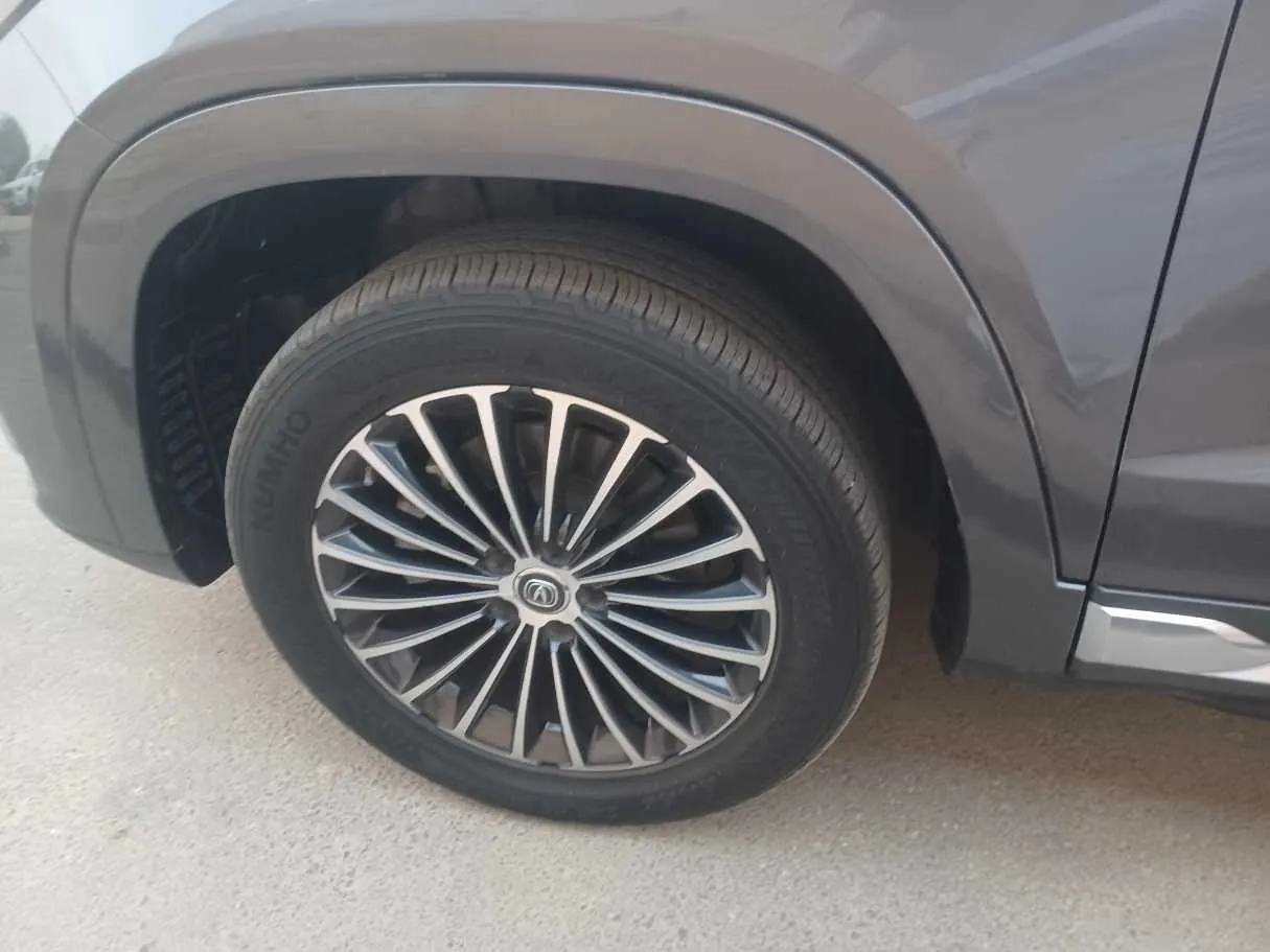 Car image 9