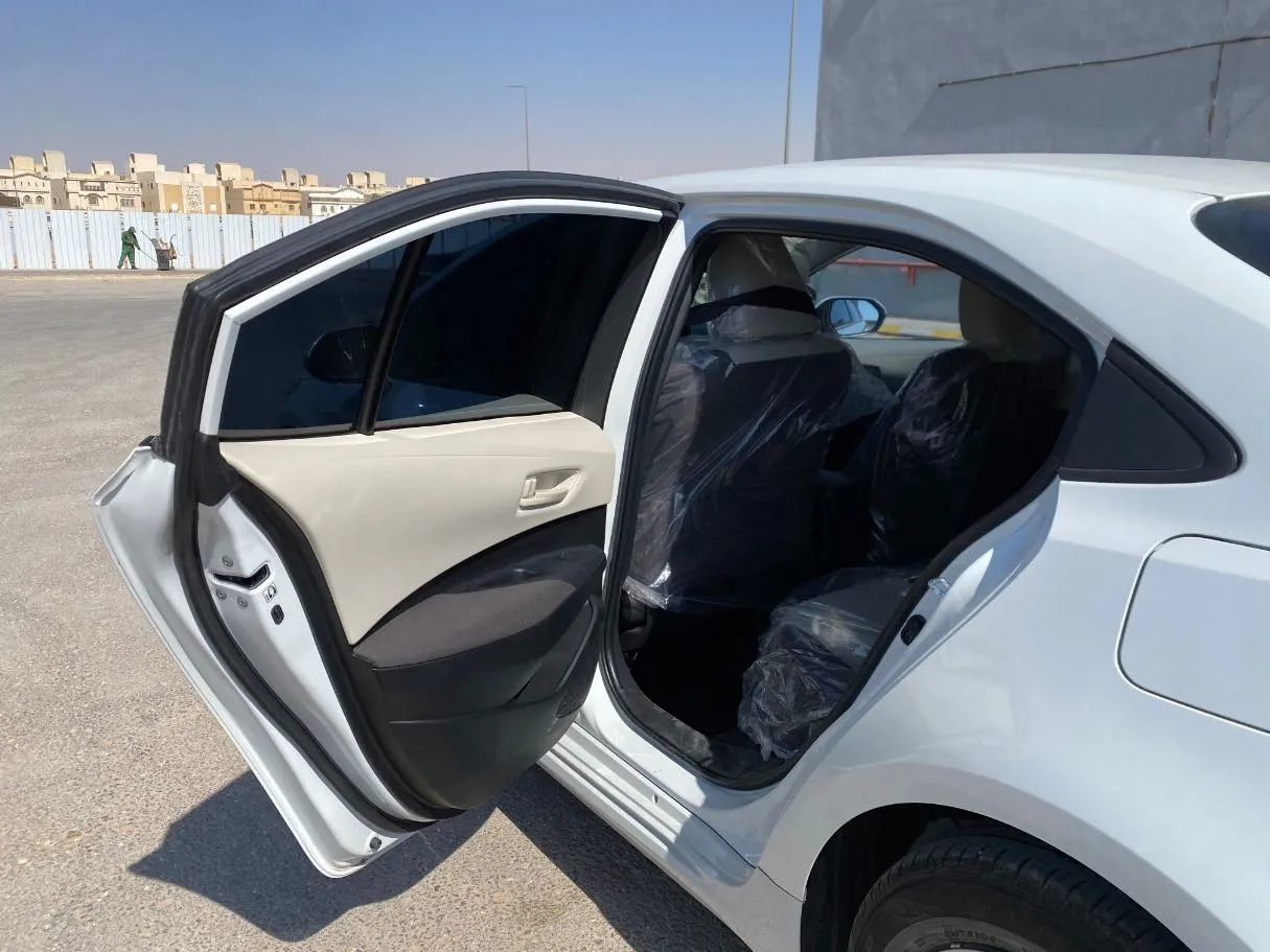 Car image 12