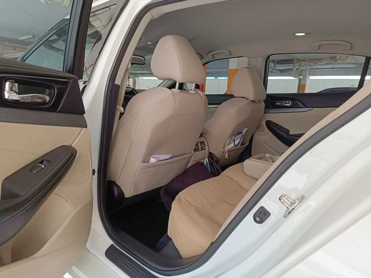 Car image 17