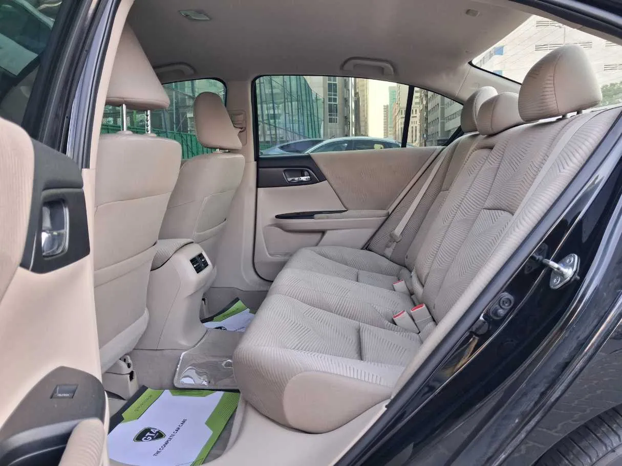 Car image 12