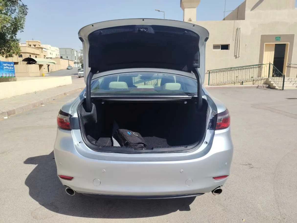 Car image 25