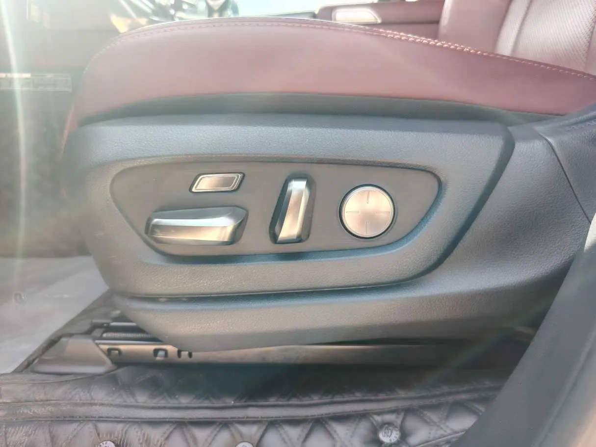 Car image 28