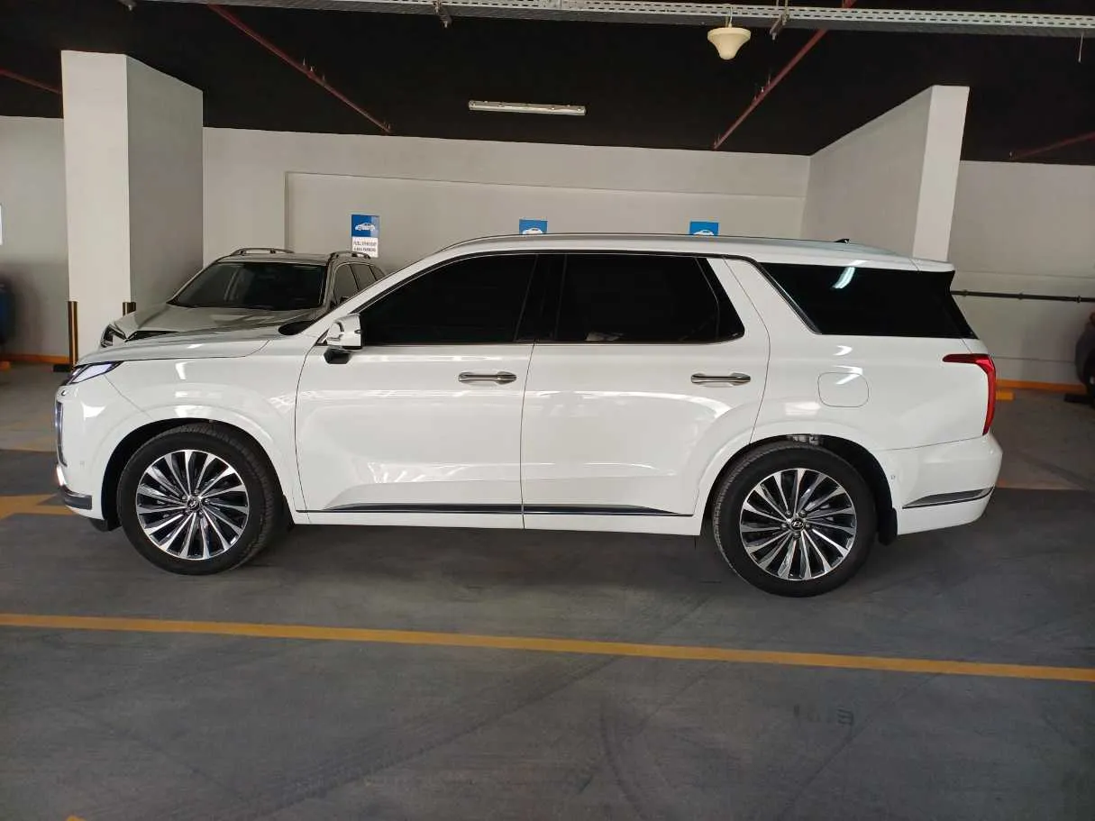 Car image 4