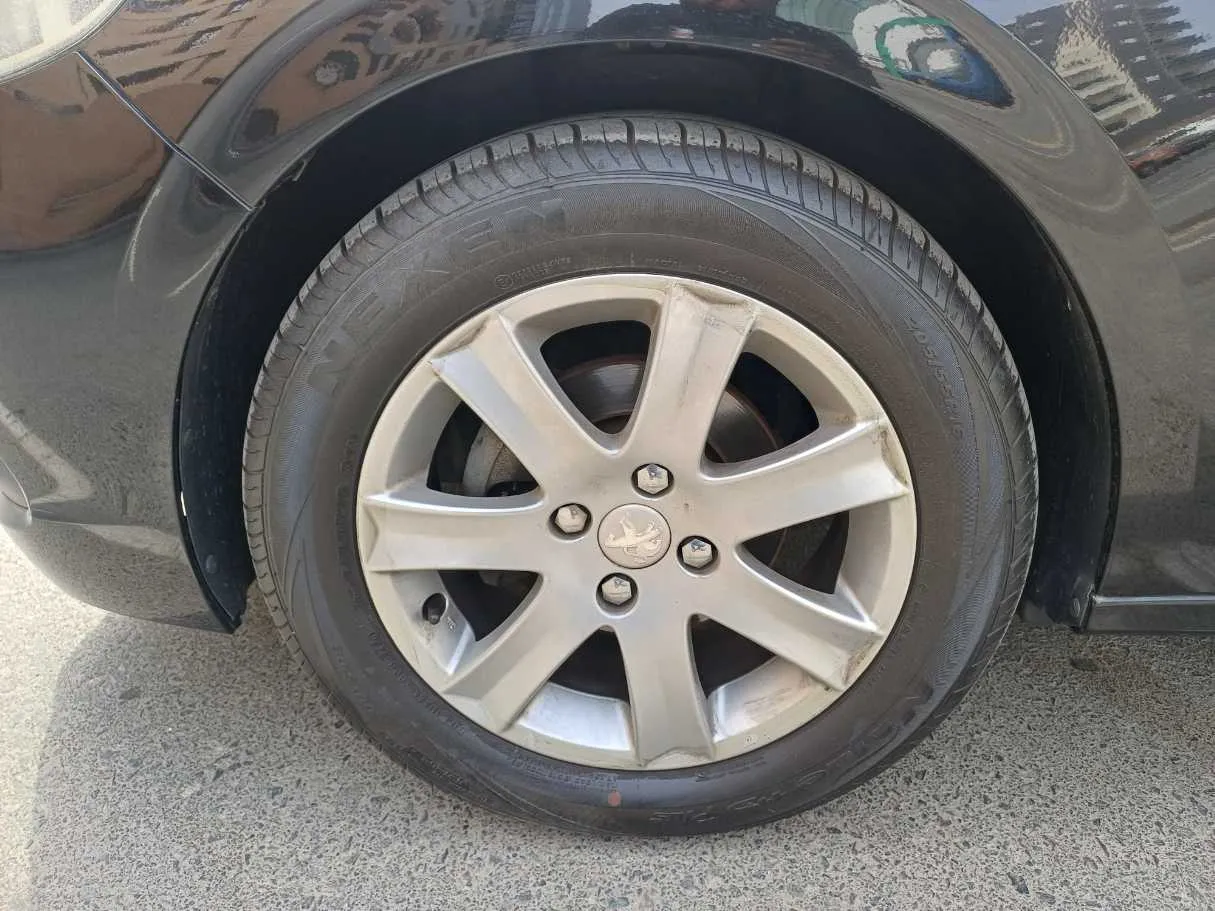 Car image 9