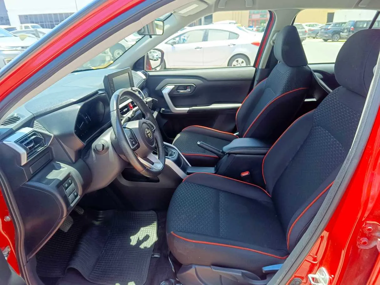 Car image 14