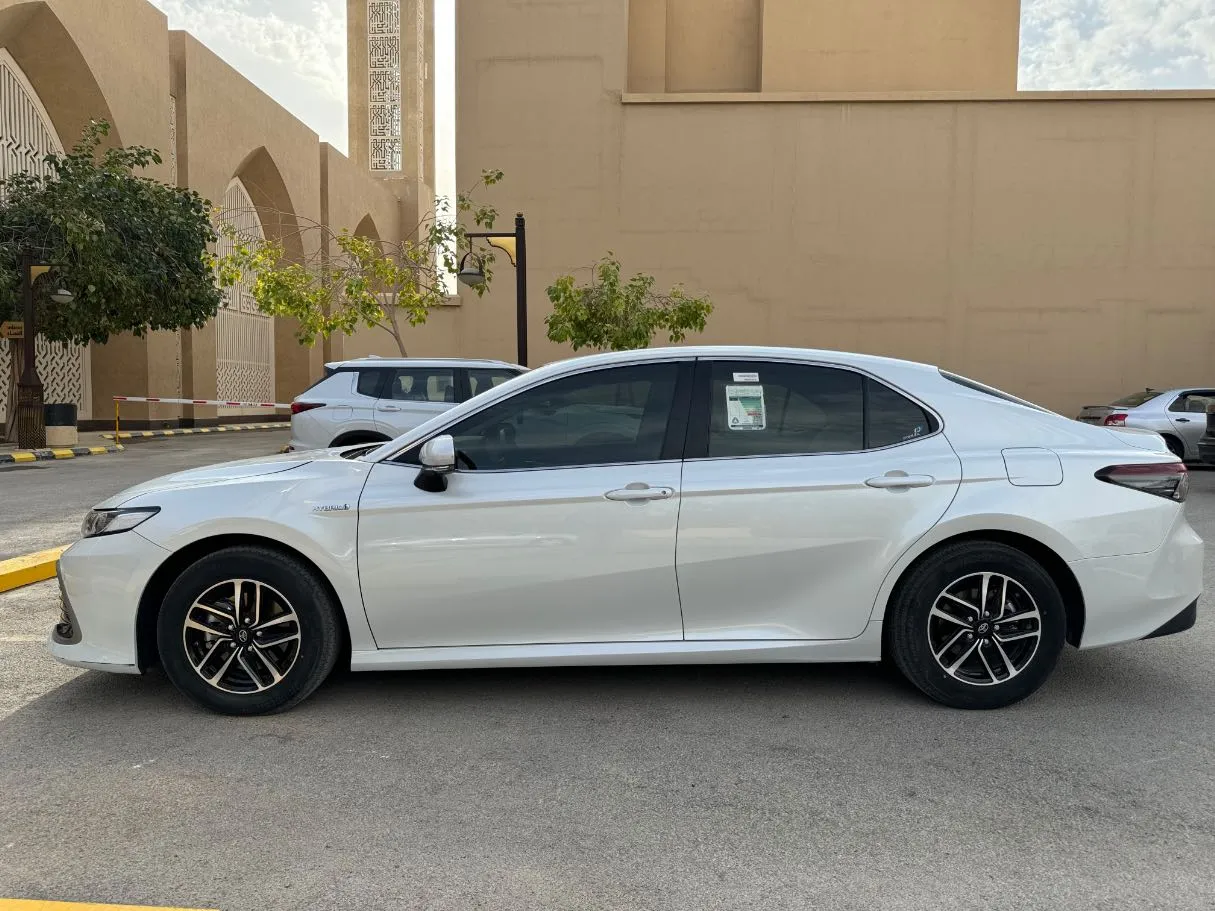 Car image 8