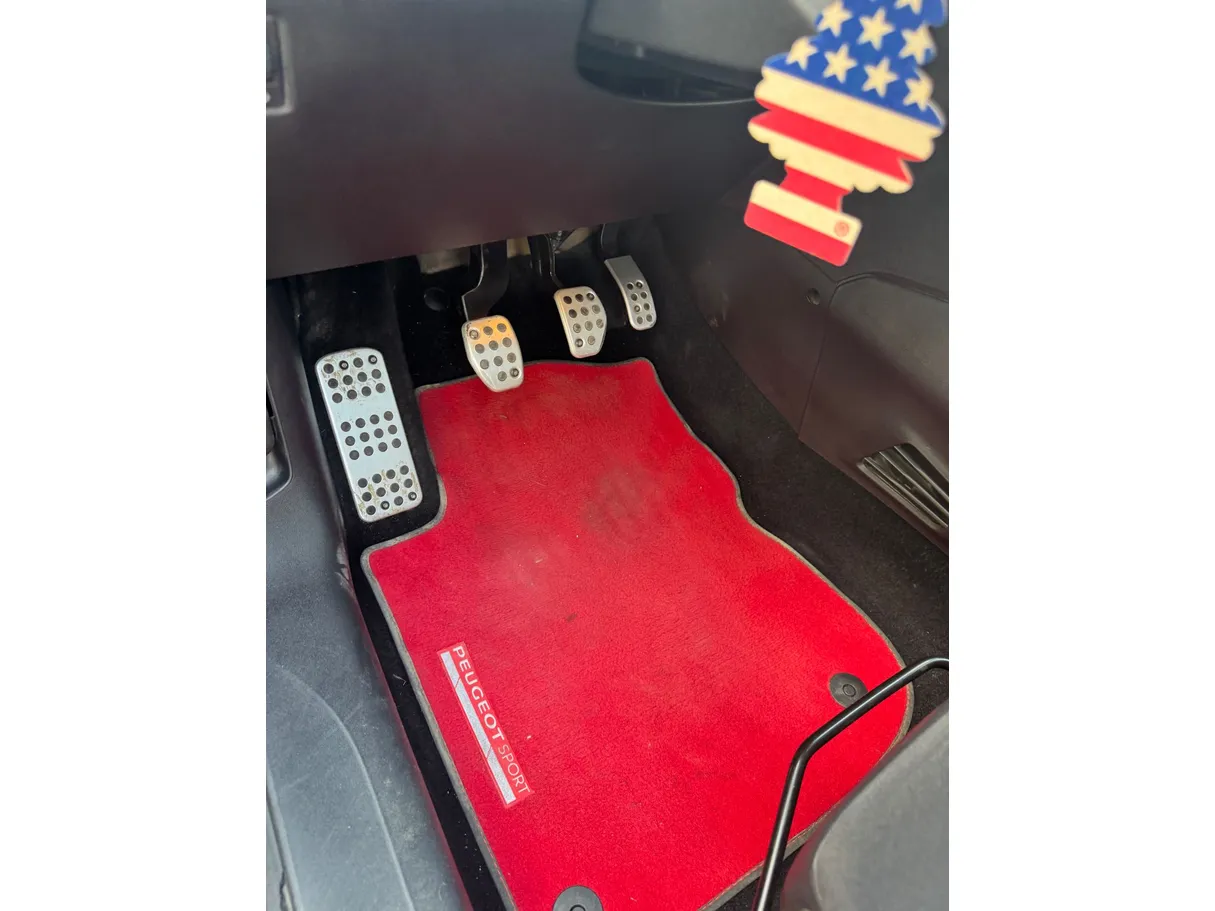 Car image 18