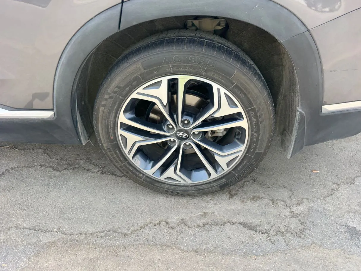 Car image 9