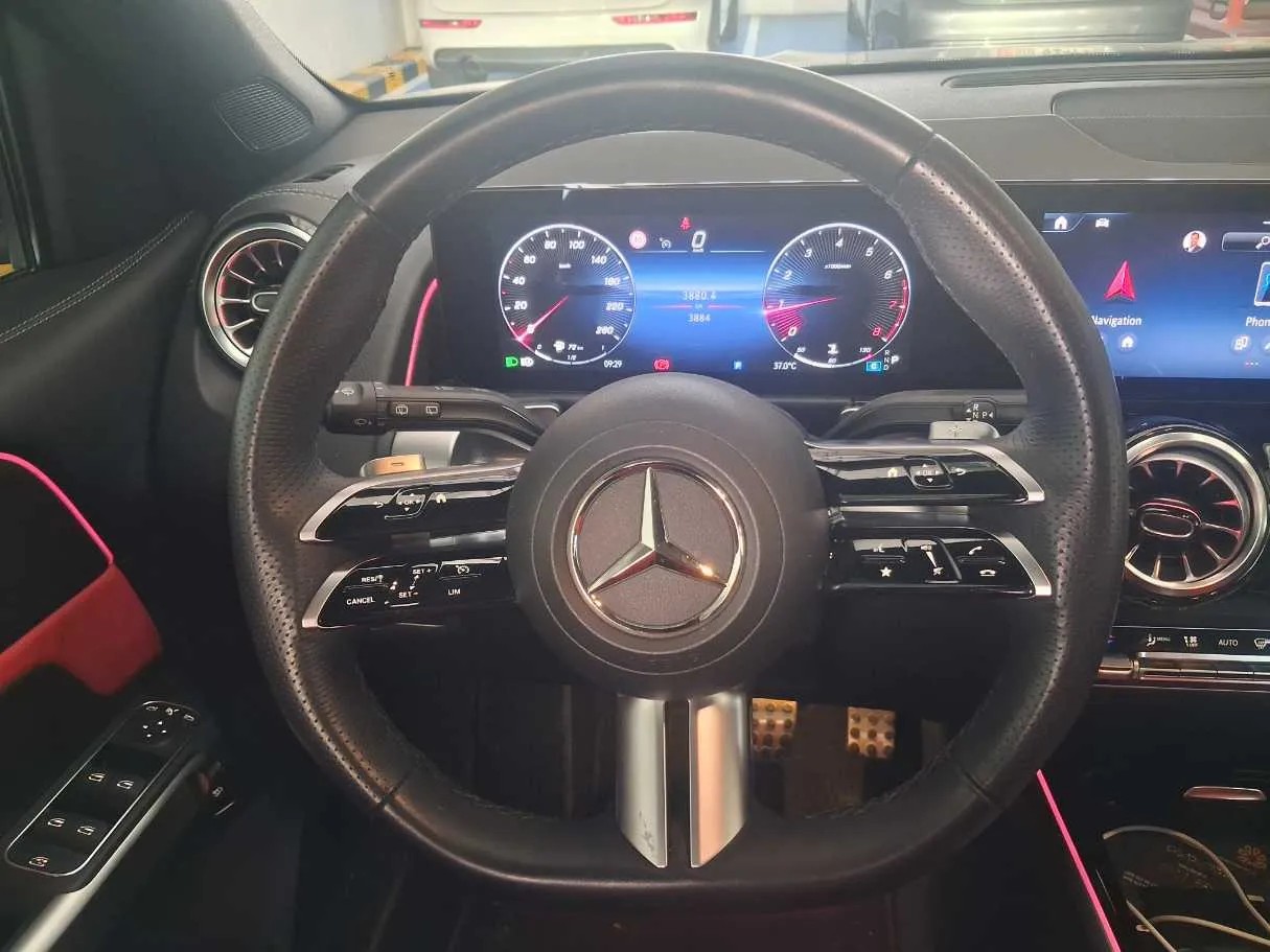 Car image 16
