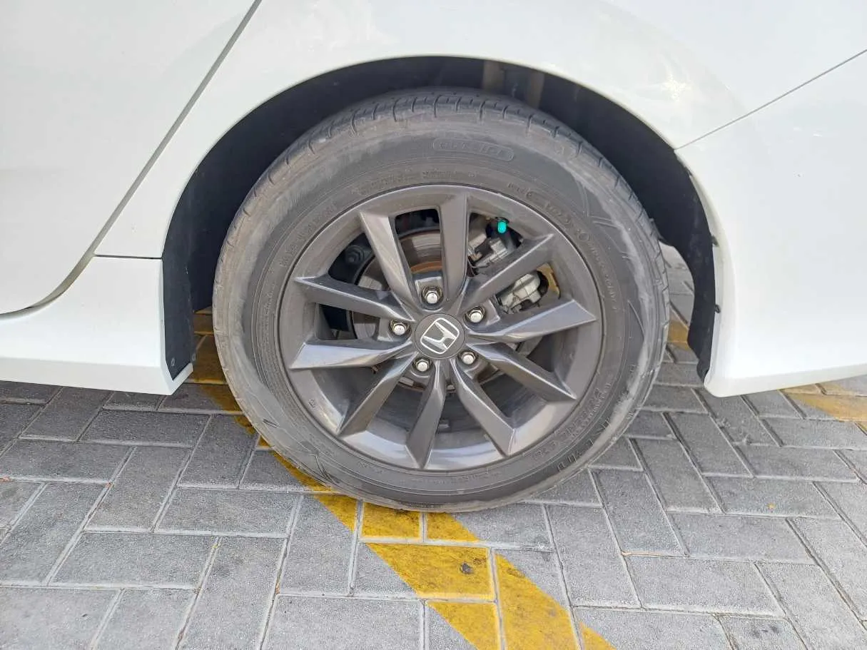 Car image 9