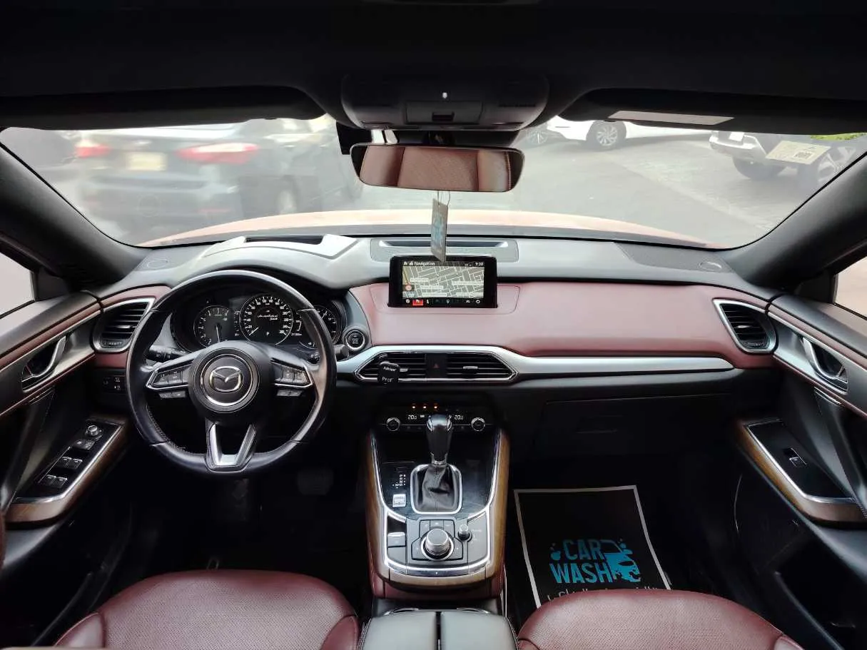 Car image 18