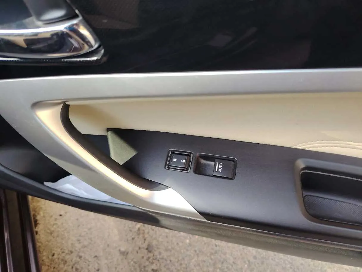 Car image 34