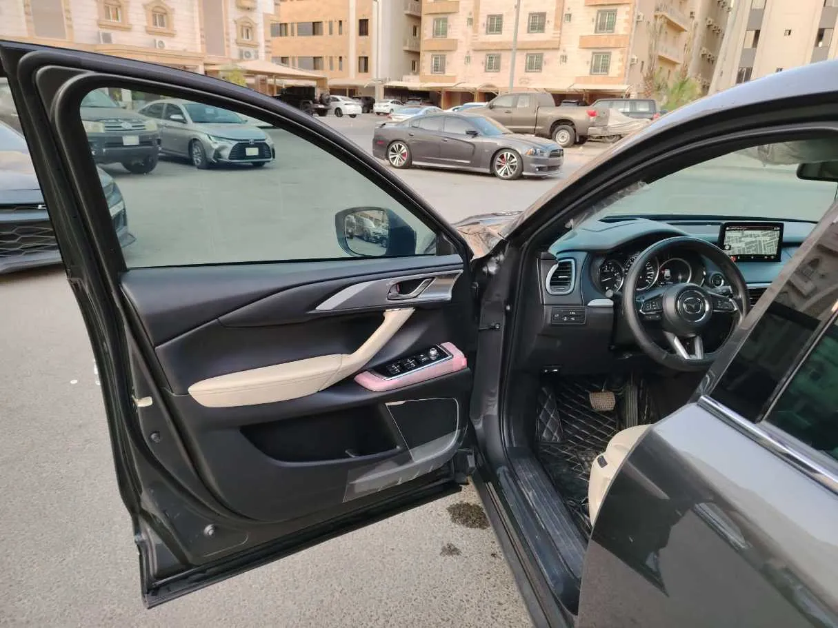Car image 12