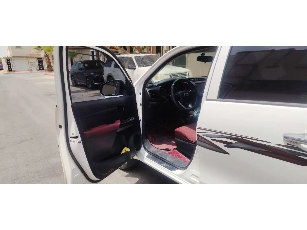 Car image 11