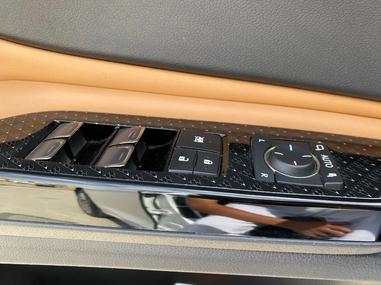 Car image 27