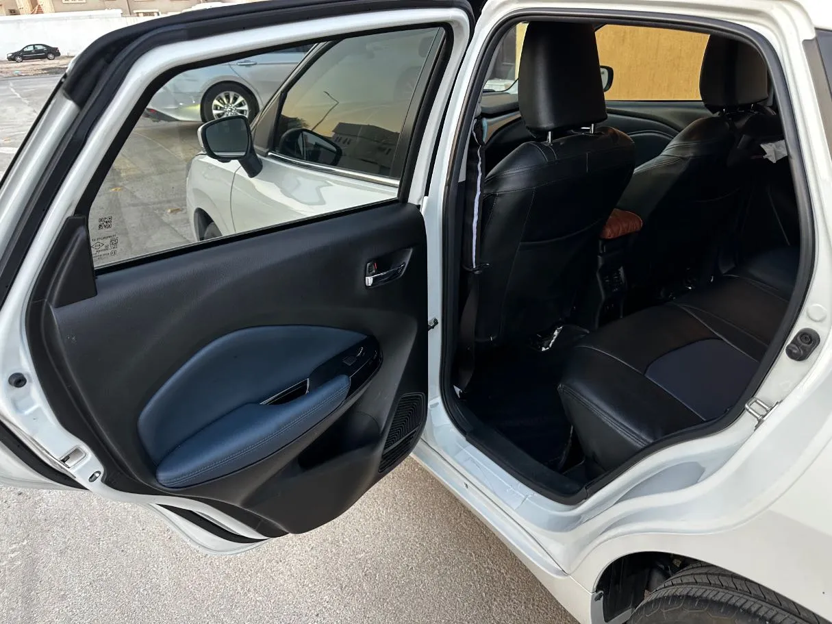 Car image 13