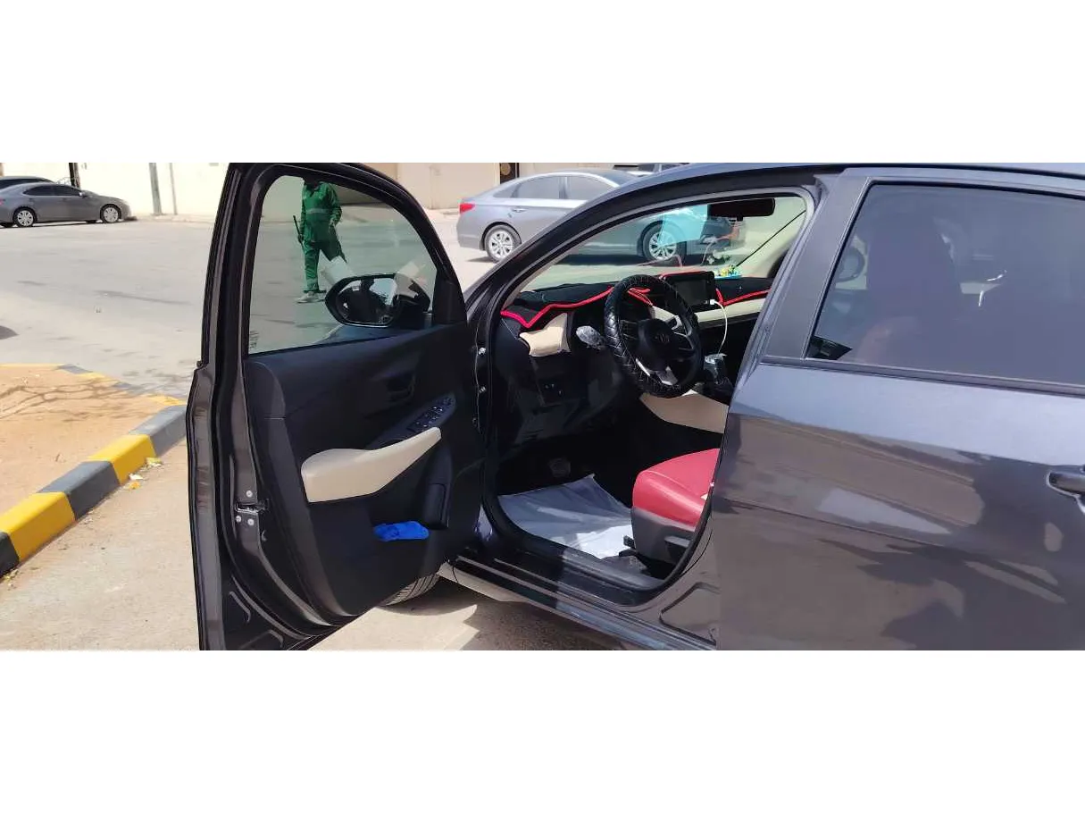 Car image 11