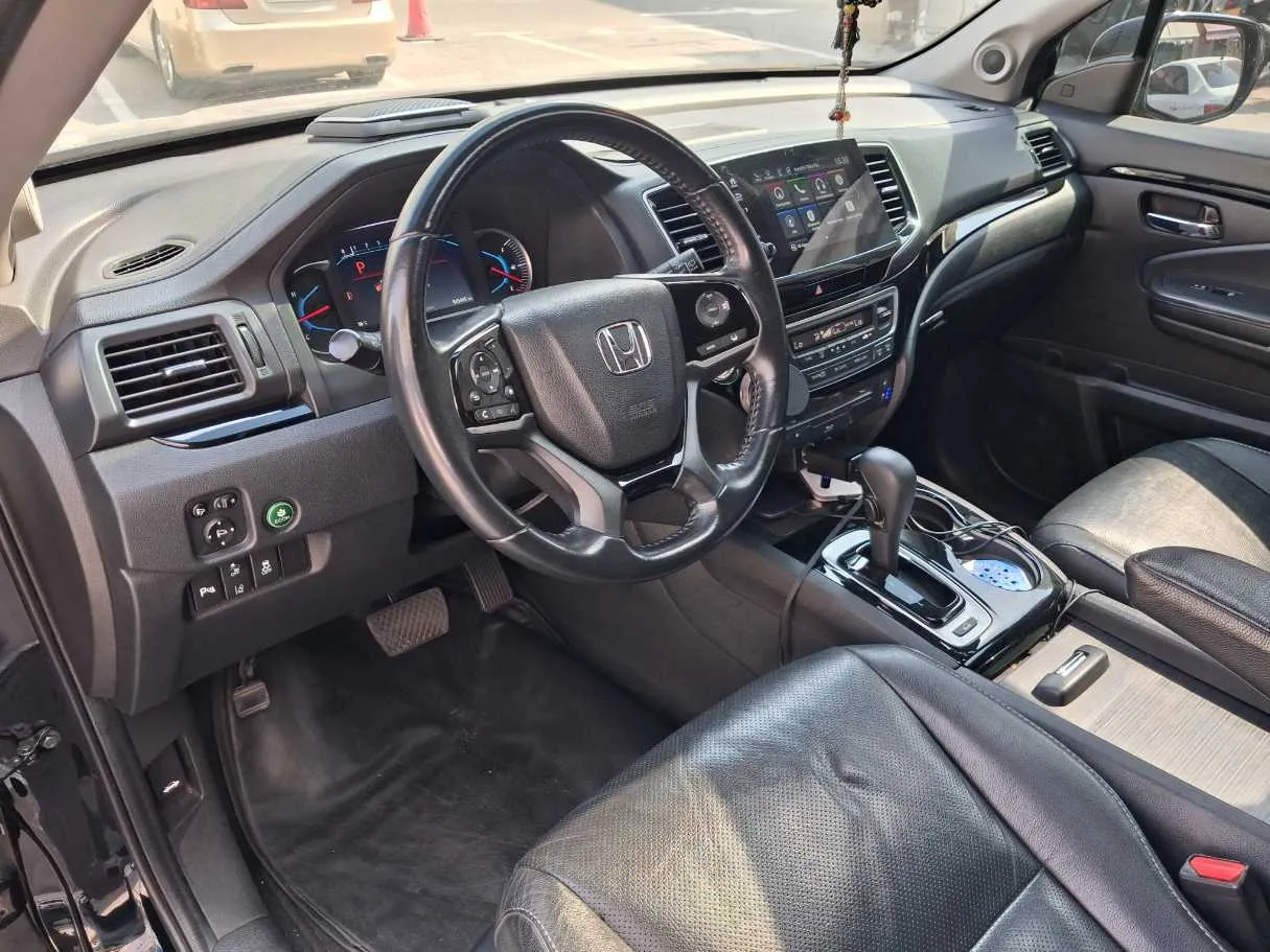 Car image 11