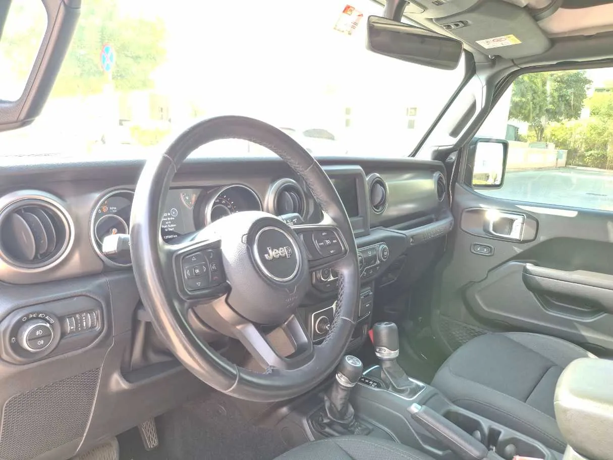 Car image 12