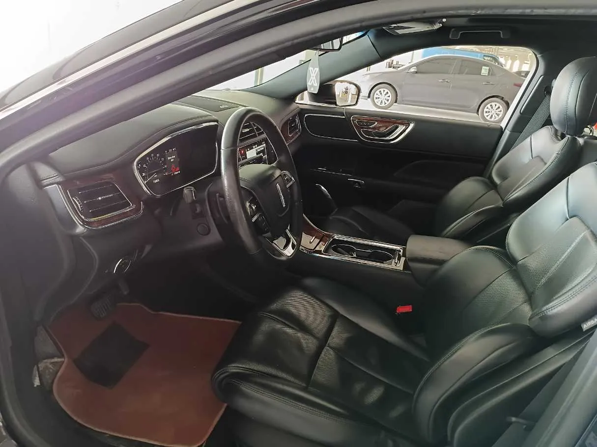 Car image 11