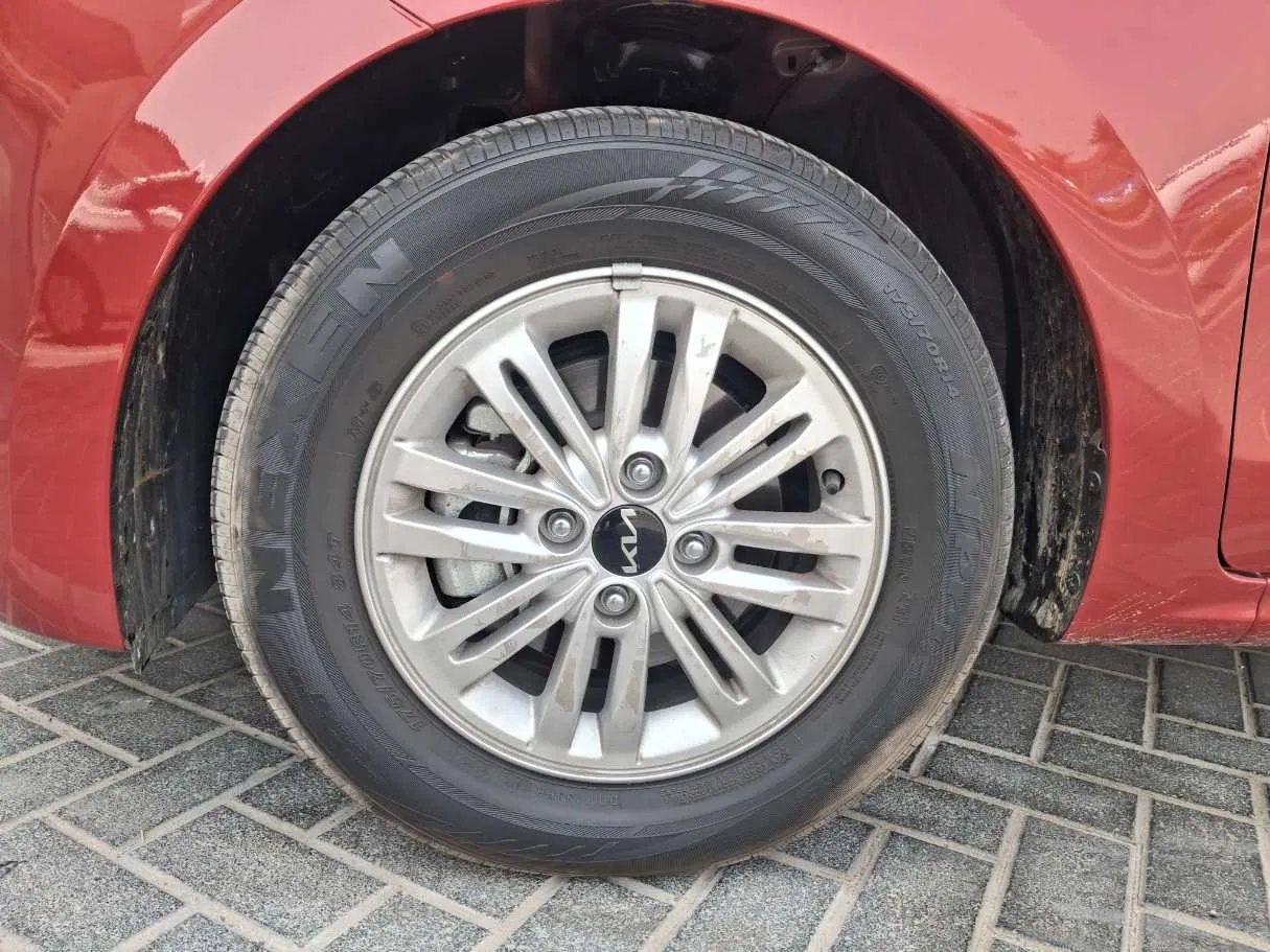 Car image 9