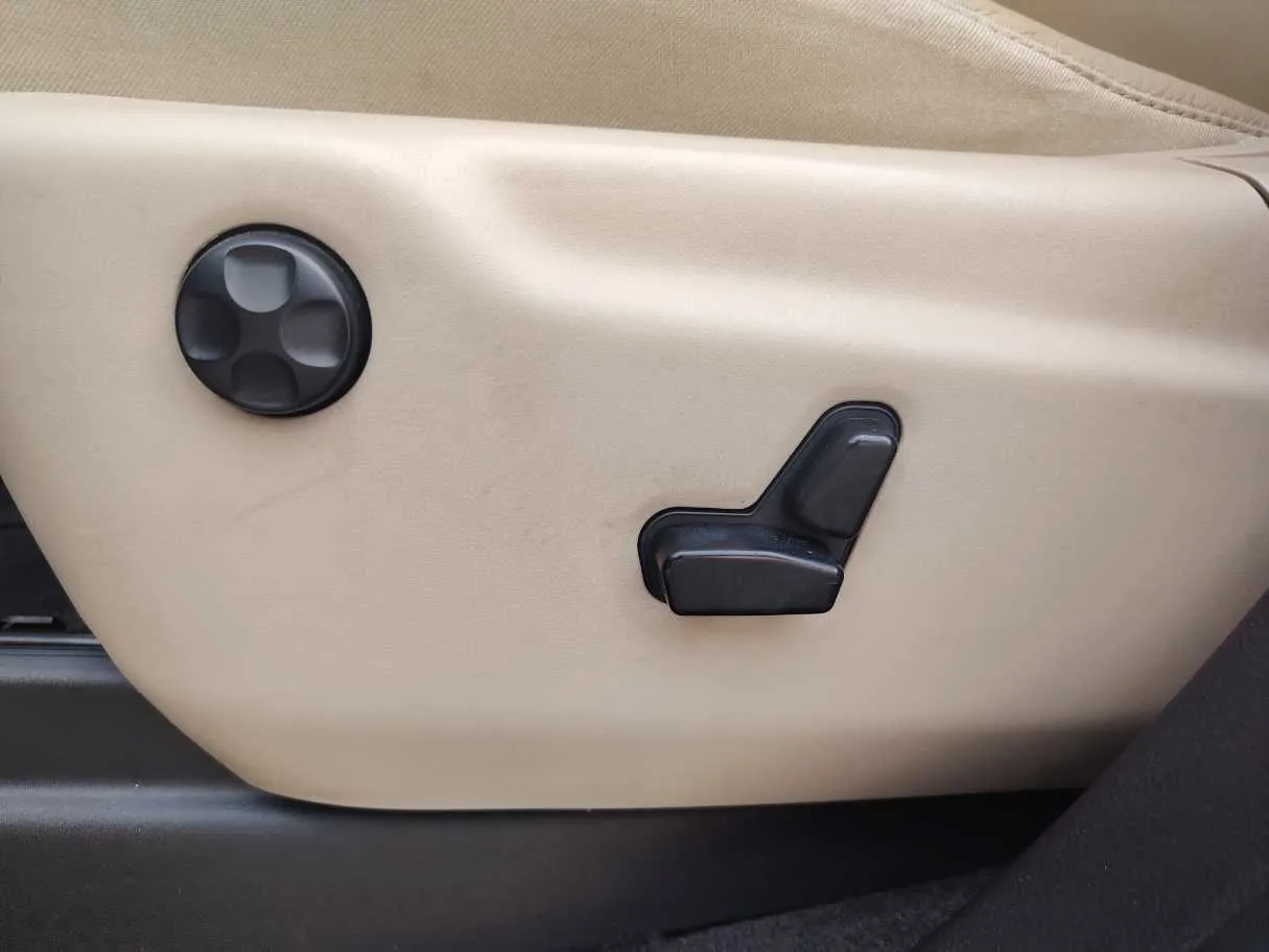 Car image 28