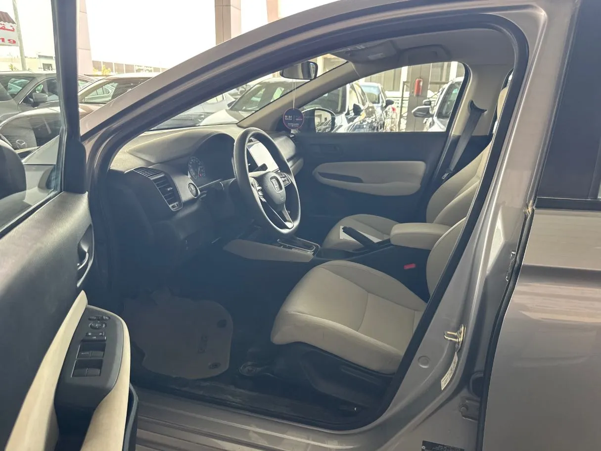 Car image 10