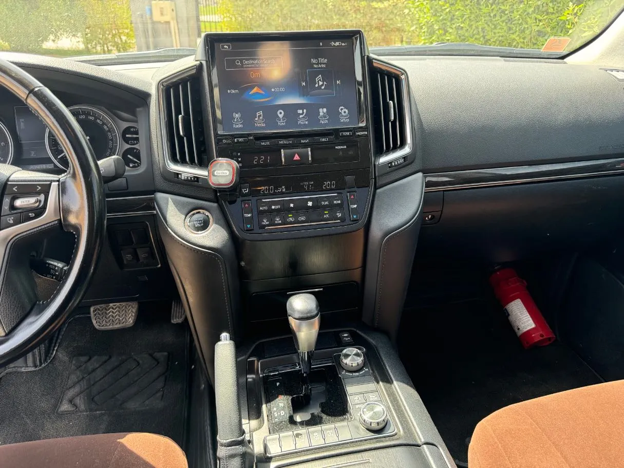 Car image 18