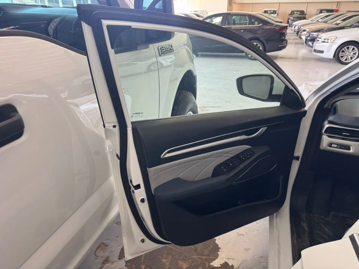 Car image 8
