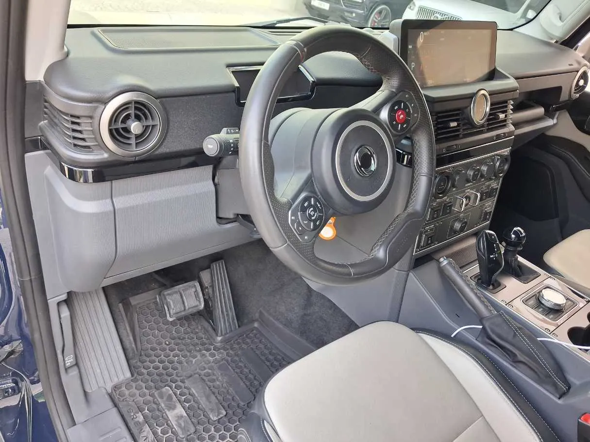 Car image 11