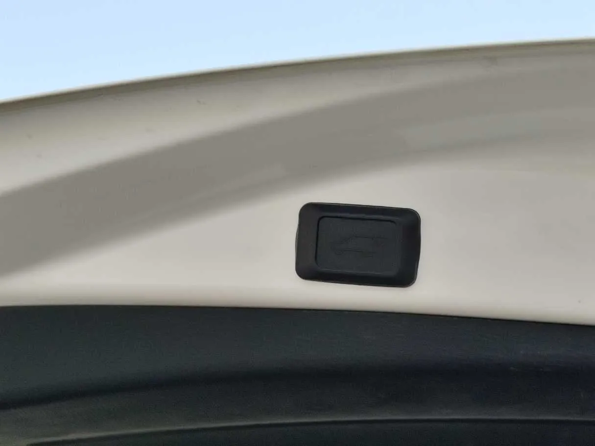 Car image 34