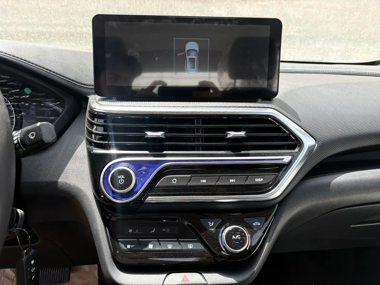 Car image 12