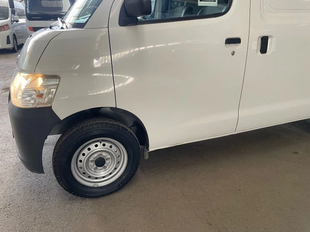 Car image 9