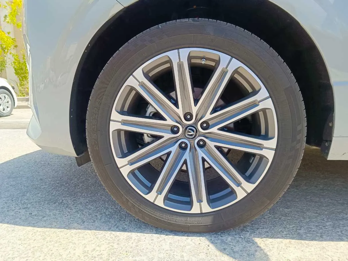 Car image 10