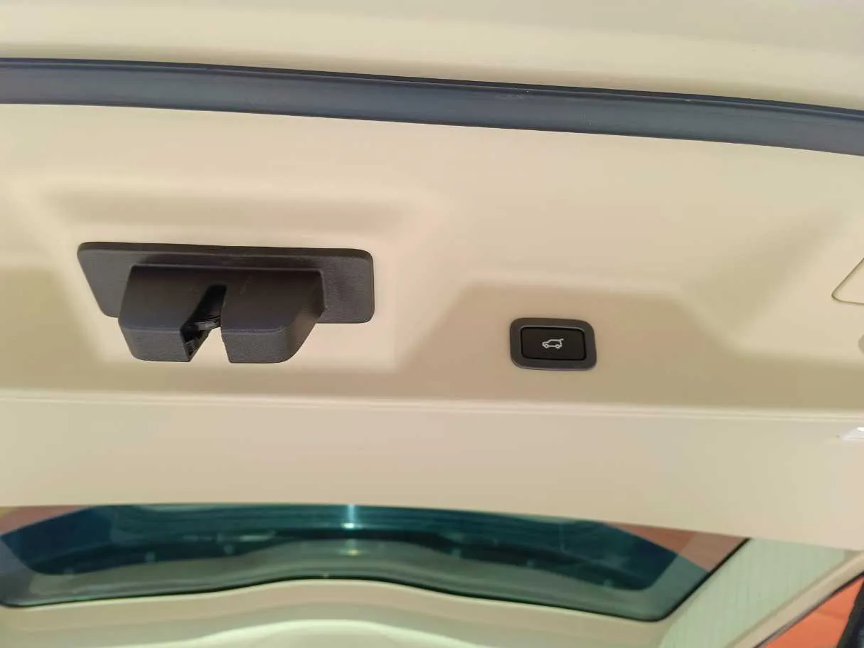 Car image 36