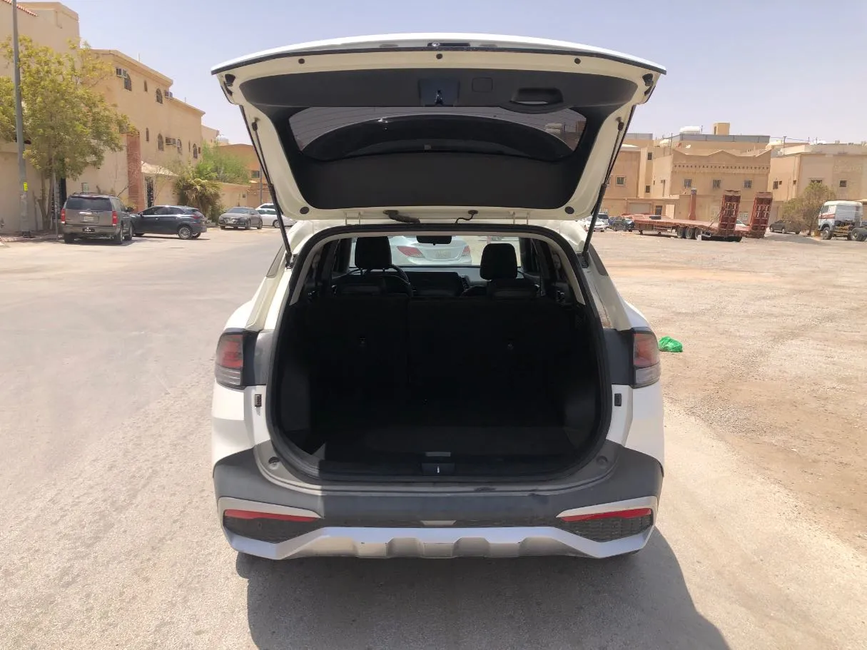 Car image 18