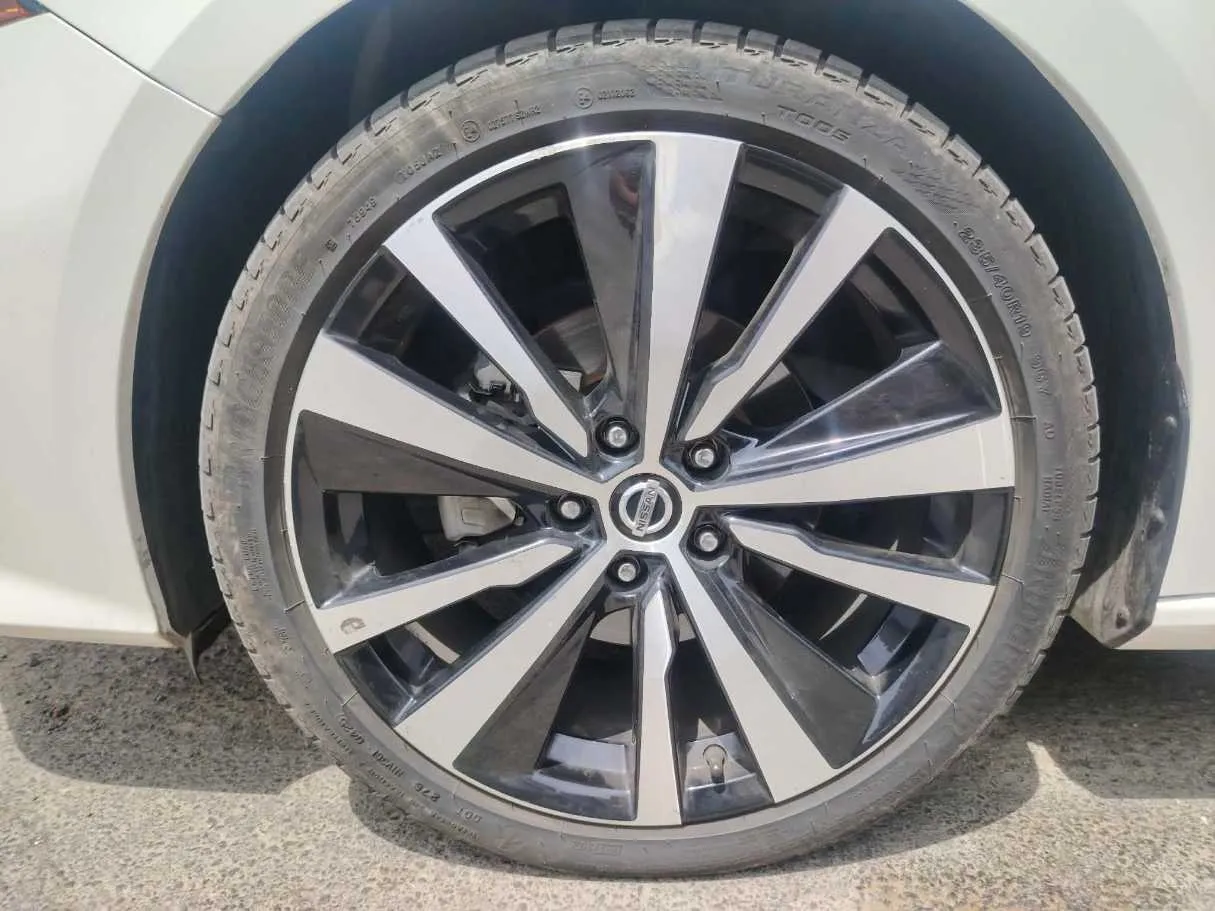 Car image 10