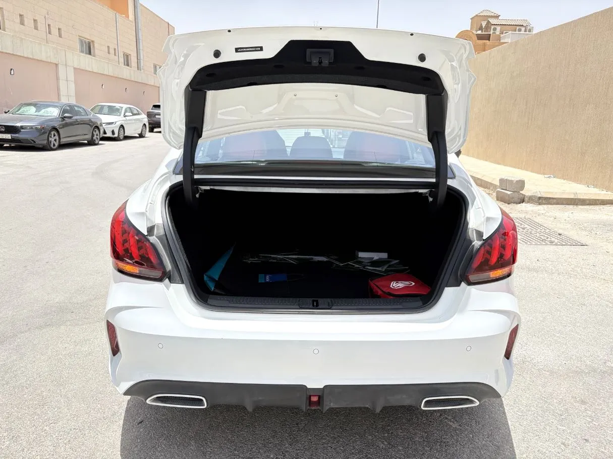 Car image 25