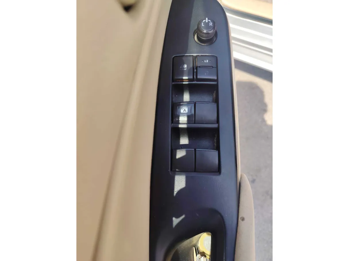 Car image 25