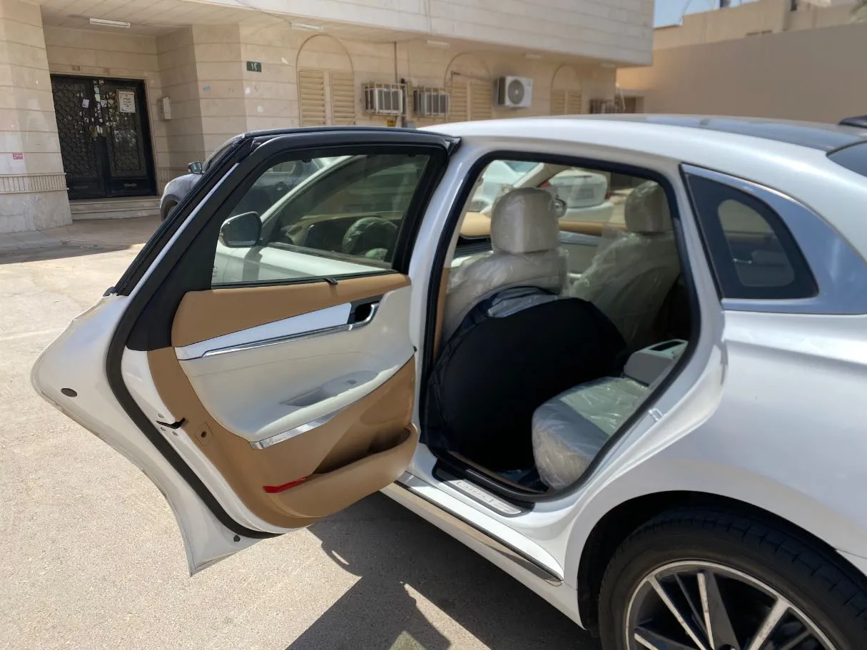 Car image 11