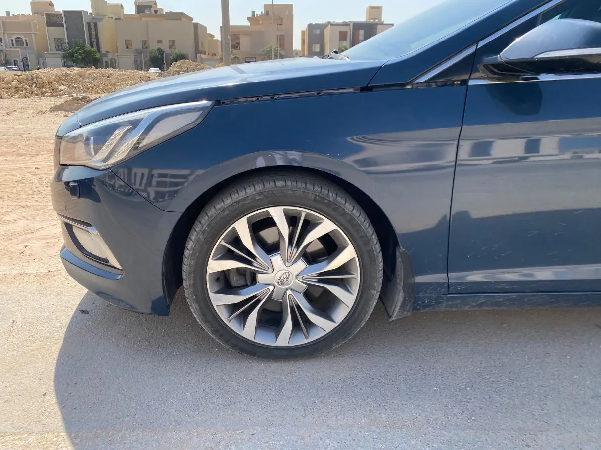Car image 9