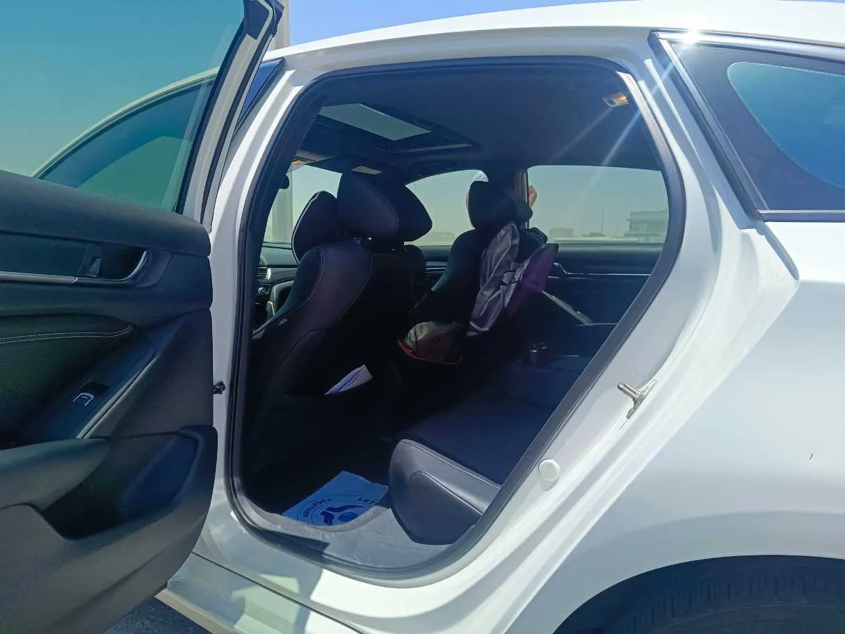 Car image 15