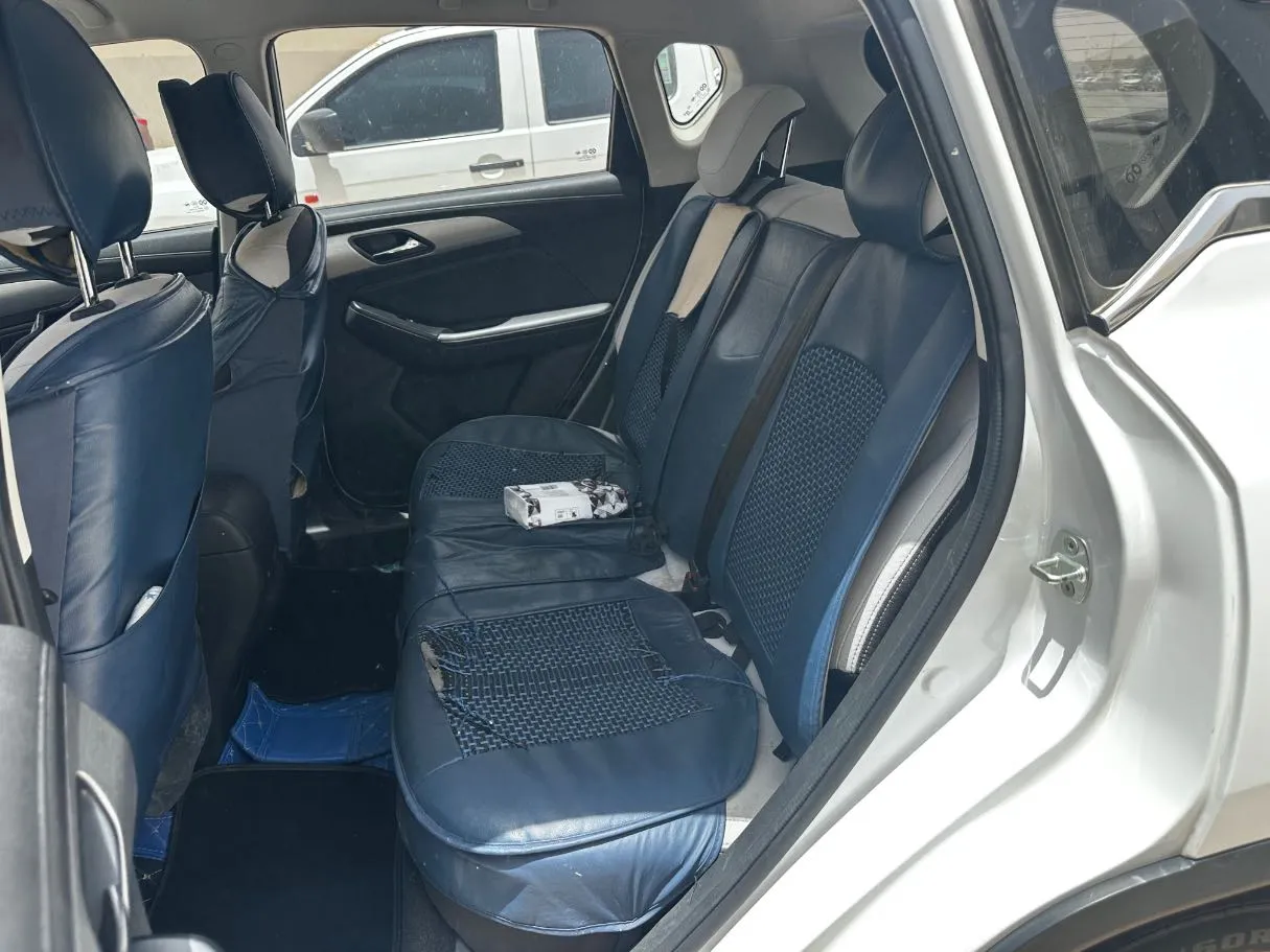 Car image 14
