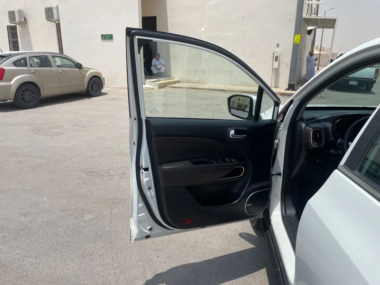 Car image 10