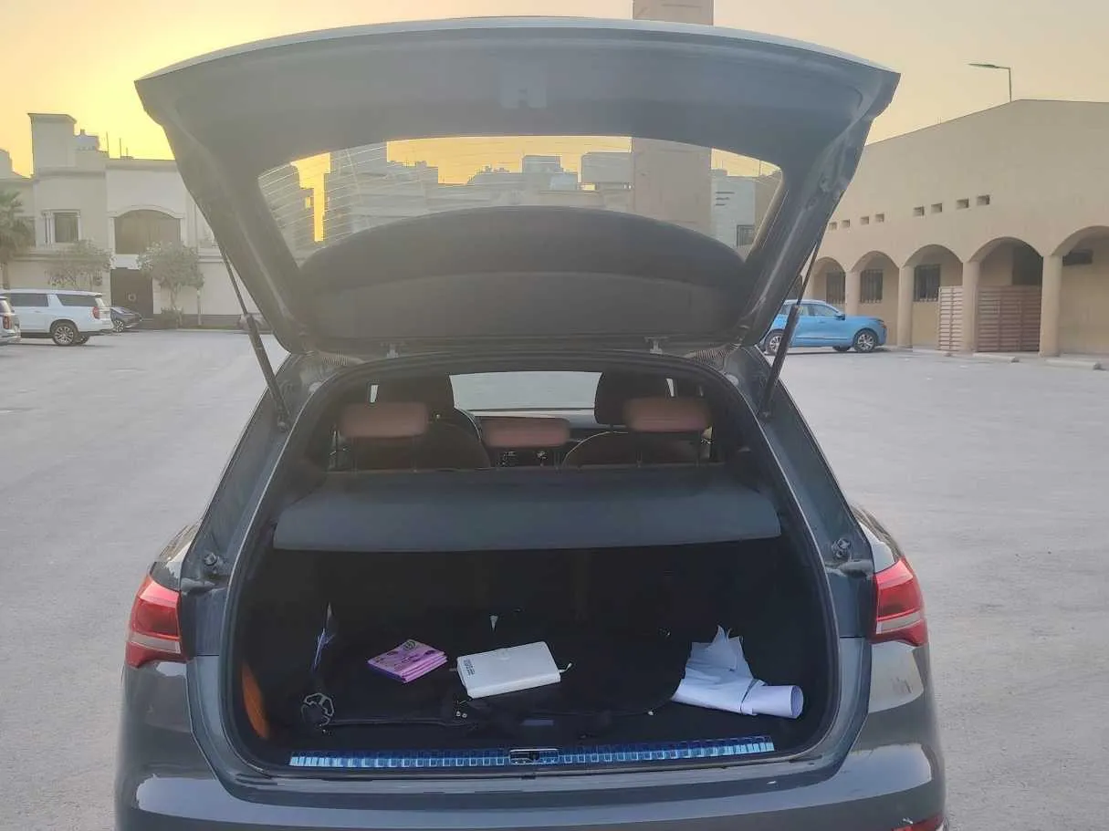 Car image 25