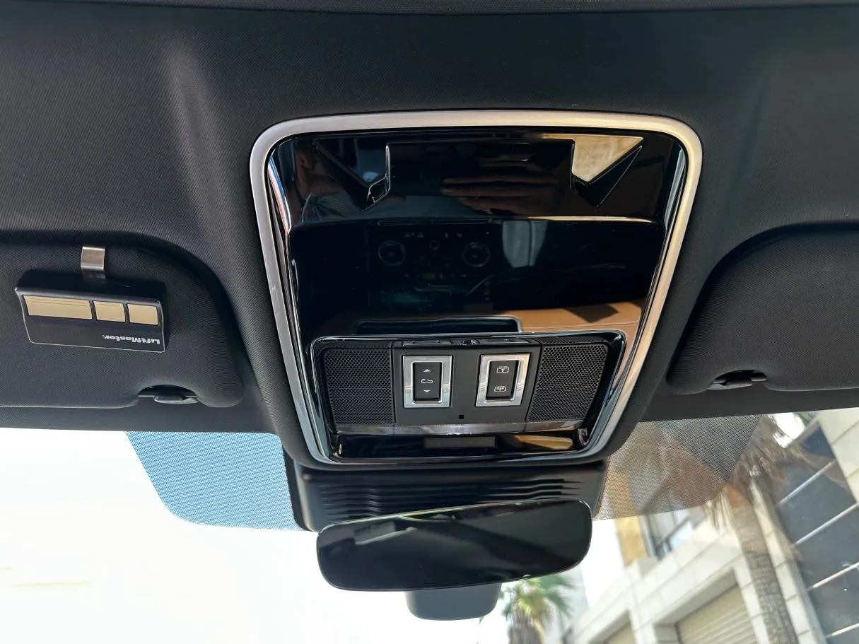 Car image 25