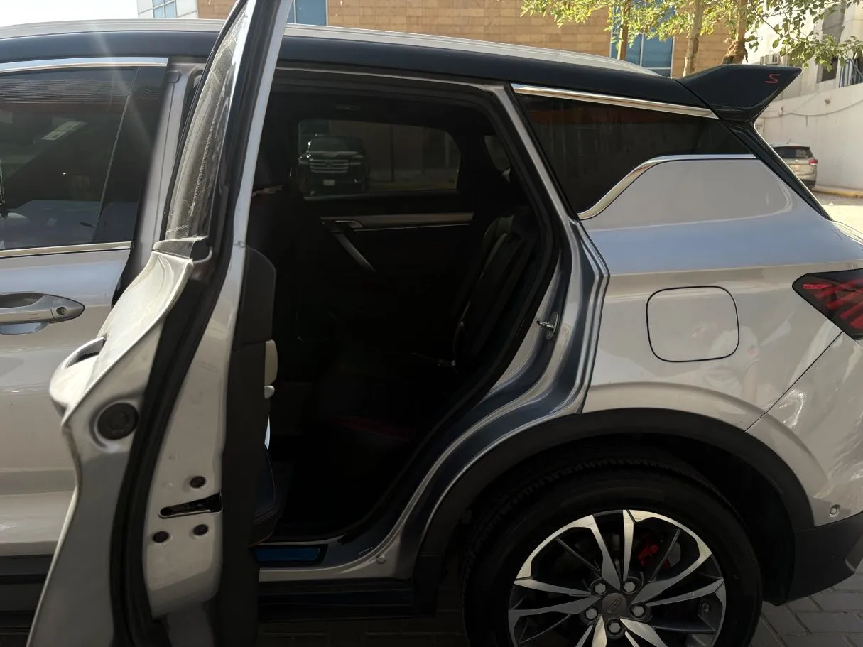 Car image 15