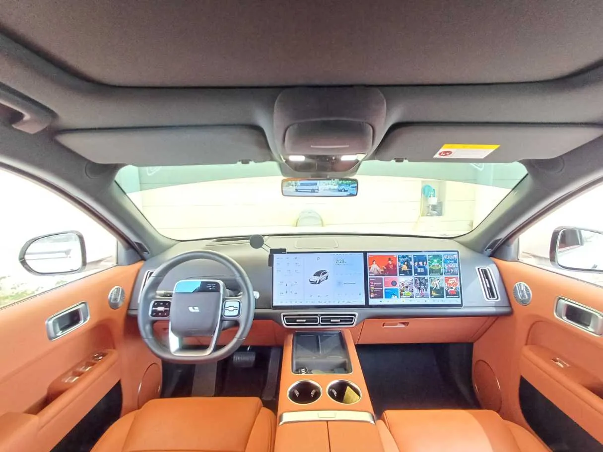 Car image 19